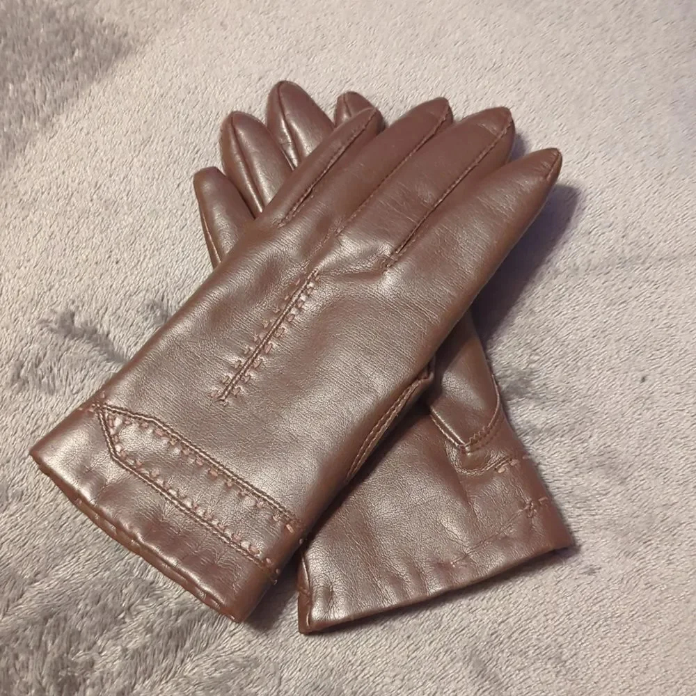 Like new ladies faux leather lined driving gloves. Vegan